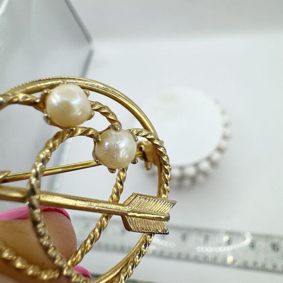 Vintage Gold Double Heart Wreath Brooch Cultured Pearl Cupids Arrow Valentines - Picture 4 of 8